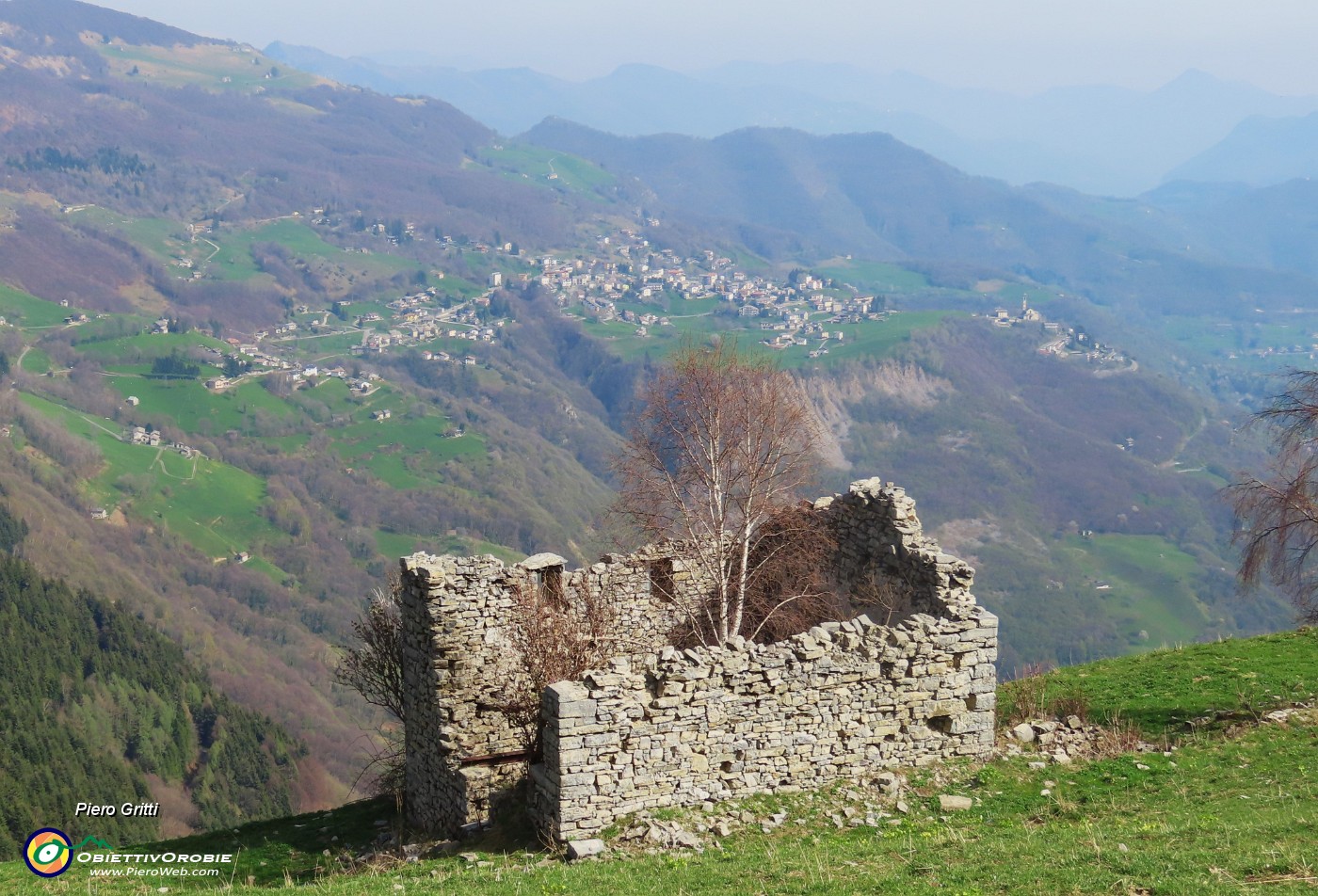76 Rudere di baita con vista su Fuipiano Valle Imagna.JPG